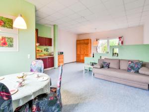 勒沃斯哈根Mohnblume的客厅配有桌子和沙发
