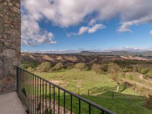CastellolíBelvilla by OYO Cal Sant Miquel的享有田野和山脉美景的阳台。