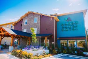 荷马Aspen Suites Hotel Homer的一边有标志的酒店