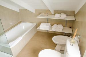 埃尔卡拉法特Los Ponchos Hotel的一间带卫生间和浴缸的浴室