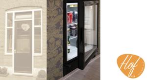 埃因霍温Hof, a luxury B&B in the center of Eindhoven的墙上的黑色冰箱,门打开