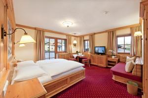 基茨比厄尔艾格尔威特嘎斯托夫酒店的酒店客房设有一张大床和一台电视。
