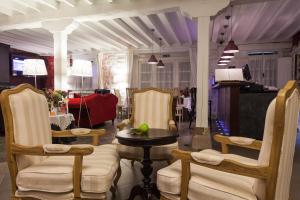 Selores博斯克安佳纳酒店的一个带椅子和桌子的沙龙