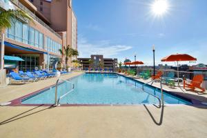 大洋城Grand Hotel Ocean City Oceanfront的一个带椅子和遮阳伞的大型游泳池