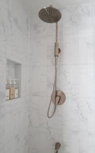 二世古Hakobune Niseko - Chalets & Apartments的浴室内配有淋浴和头顶淋浴