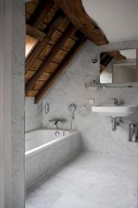马斯特里赫特圣马丁雅各精品酒店的带浴缸和盥洗盆的浴室
