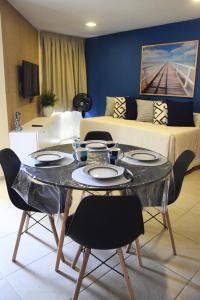 纳塔尔Ana marinho flat 702的客厅配有桌椅和沙发
