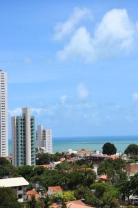 纳塔尔Ana marinho flat 702的享有拥有建筑和大海的城市美景