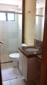 纳塔尔Ana marinho flat 702的一间带水槽、卫生间和镜子的浴室