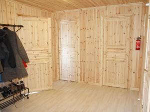 GunsjögårdenChalet in Torsby Municipality Middle with Sauna的木墙和两扇门的房间