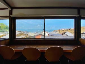 宫岛里奥索卡瓦古奇酒店的配有桌椅的窗户