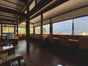 宫岛里奥索卡瓦古奇酒店的餐厅设有椅子和美景窗户。