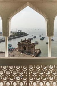 孟买The Taj Mahal Tower, Mumbai的从水面上建筑物的窗户上可欣赏到风景