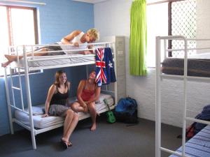 科夫斯港奥斯特尔背包客旅舍的一群人坐在一个房间里双层床上