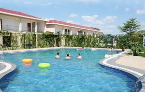 卢萨卡赞比亚金孔雀酒店的一群人在游泳池玩耍