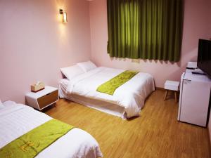 济州市济州R酒店&宾馆的酒店客房设有两张床和电视。