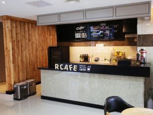 济州市济州R酒店&宾馆的一间带吧台和咖啡吧的餐厅