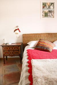 索恩河畔沙隆布奇考别墅的一间卧室配有一张床和一个带红色毯子的床头柜。