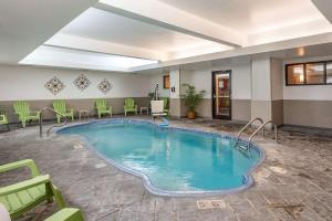 麦迪逊麦迪逊康福特茵酒店的游泳池位于酒店客房内,配有桌椅