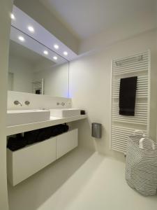 奥斯坦德OSKAR luxe appartement op zeedijk met zeezicht的白色的浴室设有水槽和镜子