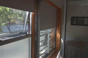 布宜诺斯艾利斯Apartamento en Palermo的客房享有窗户的景致。