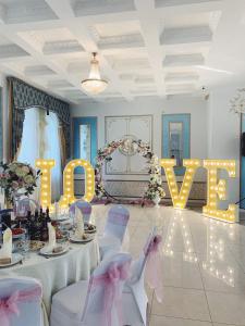 加里宁格勒金色之夜酒店的一间房间,桌子上标有阅读爱的标语