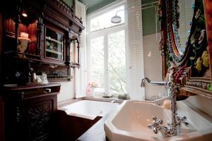 登博斯CubaCasa的一间带水槽和浴缸的浴室以及窗户。