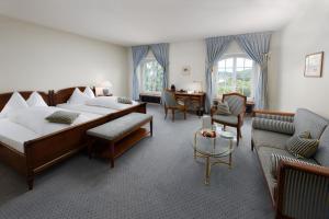 布格多夫斯塔德豪斯酒店的酒店客房,配有两张床、椅子和桌子