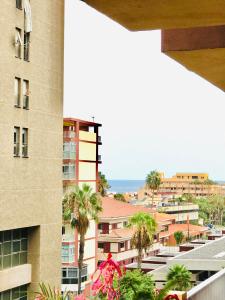 拉克鲁斯San Jose guesthouse Edificio S de Sol的从大楼的阳台上可欣赏到城市景观