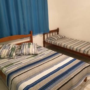 莫雷蒂斯Pousada Recanto Do sagui的两张睡床彼此相邻,位于一个房间里
