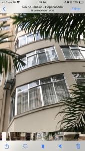 里约热内卢Guest House Copacabana Hostel的建筑的侧面有几扇窗户