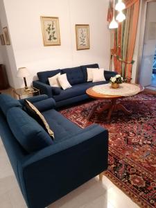 阿斯科纳Condominio Golfo d'Oro的客厅配有蓝色的沙发和桌子