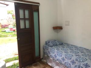 ItaquiParaiso dos Reis的卧室在门边配有床