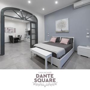 那不勒斯Dante Square的一间卧室配有一张带桌子和镜子的床