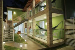 嘎林海斯港Flats Angatu Porto de Galinhas PE的现代房屋设有楼梯和绿色的墙壁