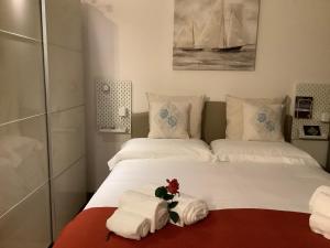 卡利亚里Living Downtown Codice IUN Q4645的一间卧室配有两张床、毛巾和玩具