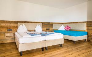瓦格赖恩Daarhof的铺有木地板的客房内的两张床