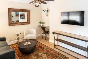 圣巴巴拉海港大楼酒店的客厅配有沙发和桌子