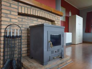 马尔梅迪Elegant Chalet in Malmedy with Private Garden的客房内的砖砌壁炉与炉灶