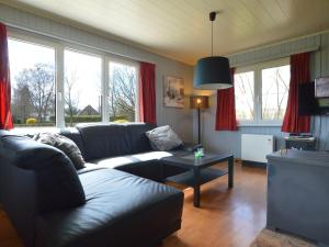 马尔梅迪Elegant Chalet in Malmedy with Private Garden的客厅配有沙发和桌子