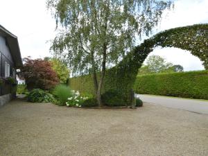 马尔梅迪Elegant Chalet in Malmedy with Private Garden的院子中树拱门