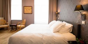 布鲁塞尔丹斯切尔大道住宿加早餐旅馆的卧室配有带白色枕头的大床