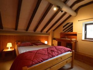 马尔梅迪奥罗赫度假屋的阁楼上的卧室配有一张大床