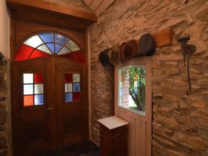 韦姆埃库里迪拉克度假屋的一间设有门和石墙的房间