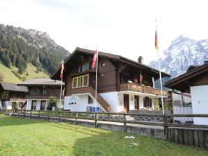 伦克apartment in Lenk in Simmental Bernese Oberland的两面有旗帜的建筑