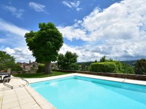 贝尔韦Sumptuous Mansion in Belves with Pool的一座有树的游泳池