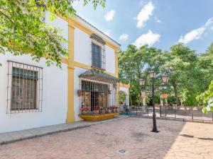 普里埃格·德·科尔多巴Modern Villa in Priego de Cordoba with Private Pool的黄色和白色的建筑,有街灯