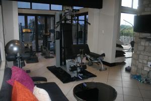 伯诺尼Africa Paradise - OR Tambo Airport Boutique Hotel的健身房,带模拟器的健身房