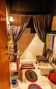 康提赫尔佳思富力安提酒店公寓的一间带卫生间和水槽的浴室