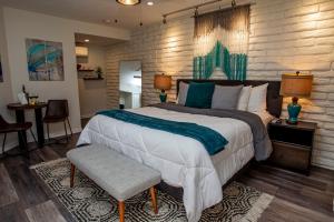 棕榈泉加利福尼亚酒店的一间卧室配有一张大床和一张桌子